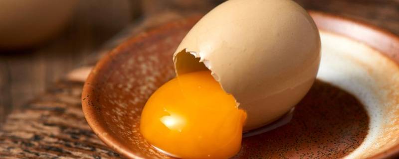 鸡蛋怎样煮好剥起来不粘壳（鸡蛋煮来不好剥要粘在壳上怎么回事）