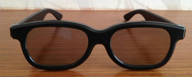 3d眼镜怎么夹在近视眼镜上（3d眼镜夹在近视眼镜框图解）