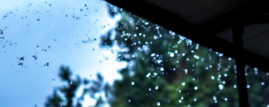 下雨天开窗湿气重还是关窗湿气重（下雨天开窗户是不是房内湿气大）