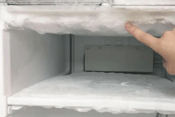 冰箱经常性出现结冰的情况怎么办（冰箱经常性出现结冰的情况怎么办呀）