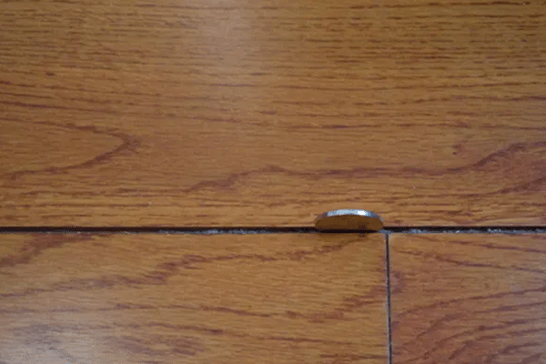 木地板为什么会出现缝隙（木地板为什么会出现缝隙的原因）