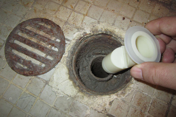 管道疏通剂有用吗 厨房下水管堵塞用管道疏通剂有用吗