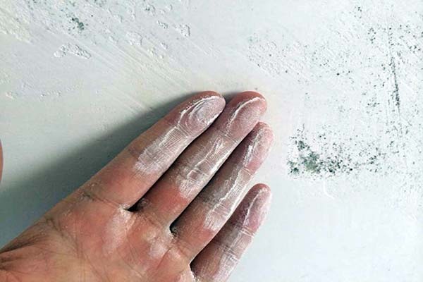 墙壁潮湿掉皮能贴什么 墙壁潮湿掉皮能贴什么胶