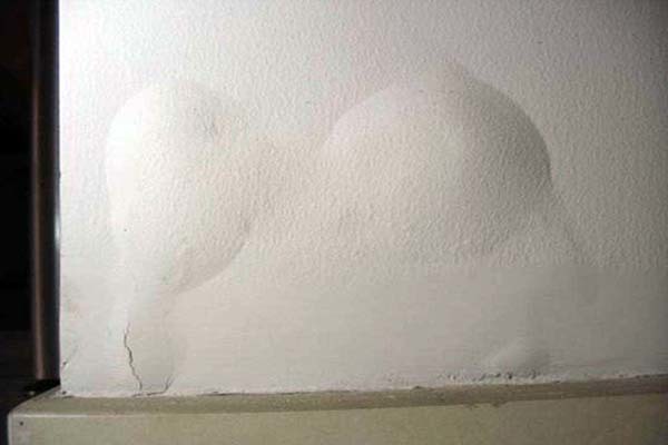 墙面掉灰是什么原因 墙面沙灰脱落怎么修复 自己动手怎么修复墙面