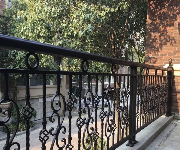 铁艺栏杆安装规范 阳台铁艺栏杆的优缺点