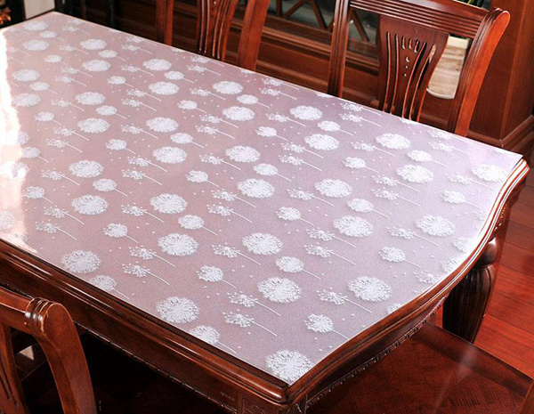 实木餐桌桌布材质和搭配技巧分析 红木餐桌桌布搭配图片