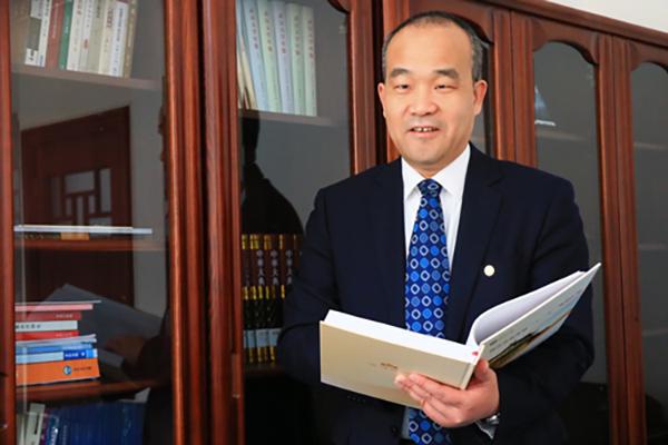 窦贤康卸任武汉大学校长，数百名武大学子自发夹道欢送