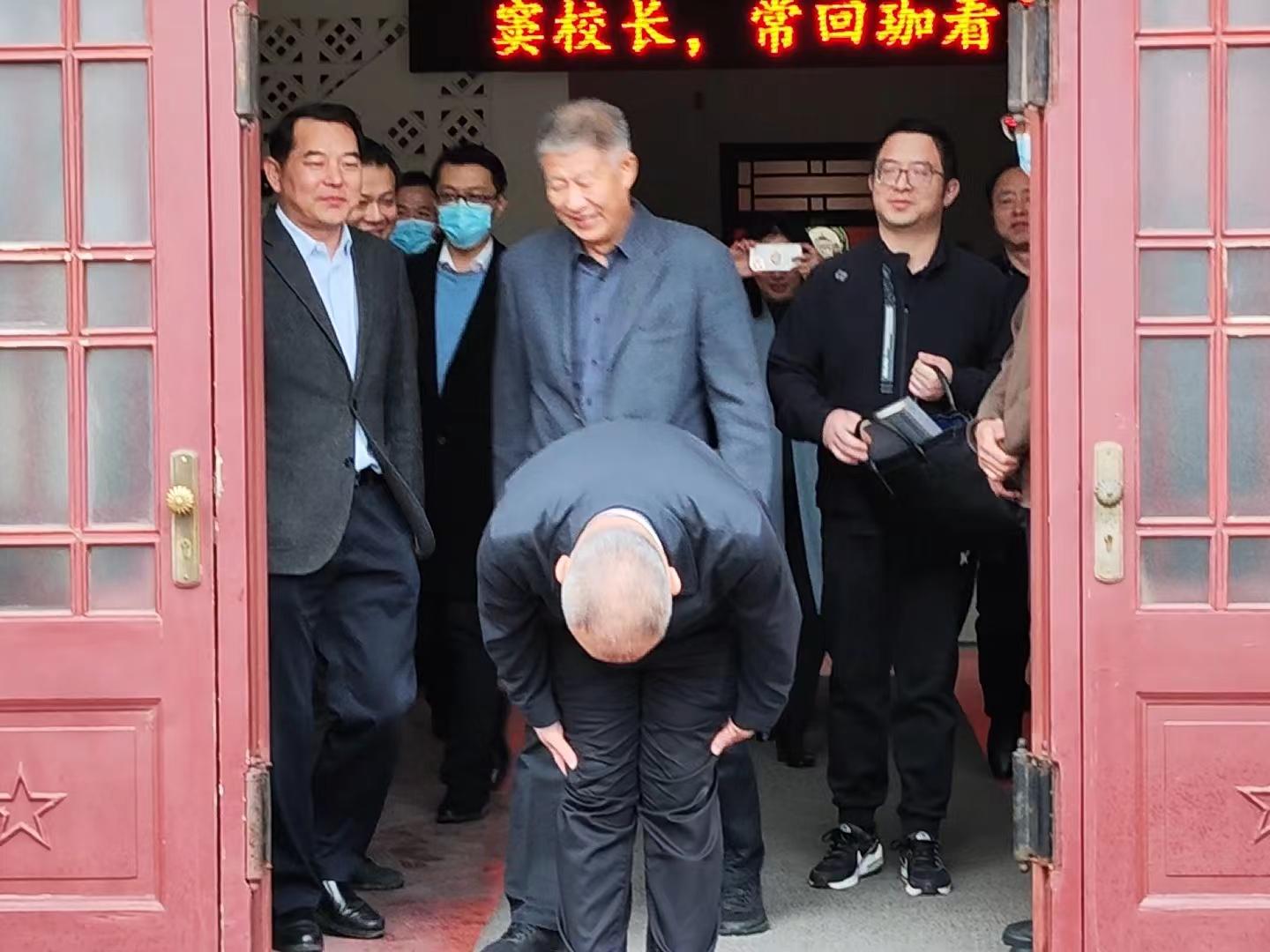 窦贤康卸任武汉大学校长，数百名武大学子自发夹道欢送