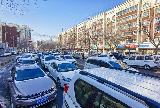 乌鲁木齐市将及时、有序放开私家车上路行驶