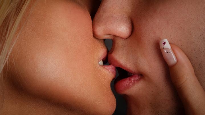 亲吻私处会带来哪些健康问题 亲吻私处会带来哪些健康问题和危害