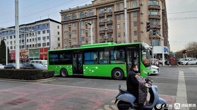 海报直击丨停运风波中的商丘公交：上来五个人，四个刷老年卡