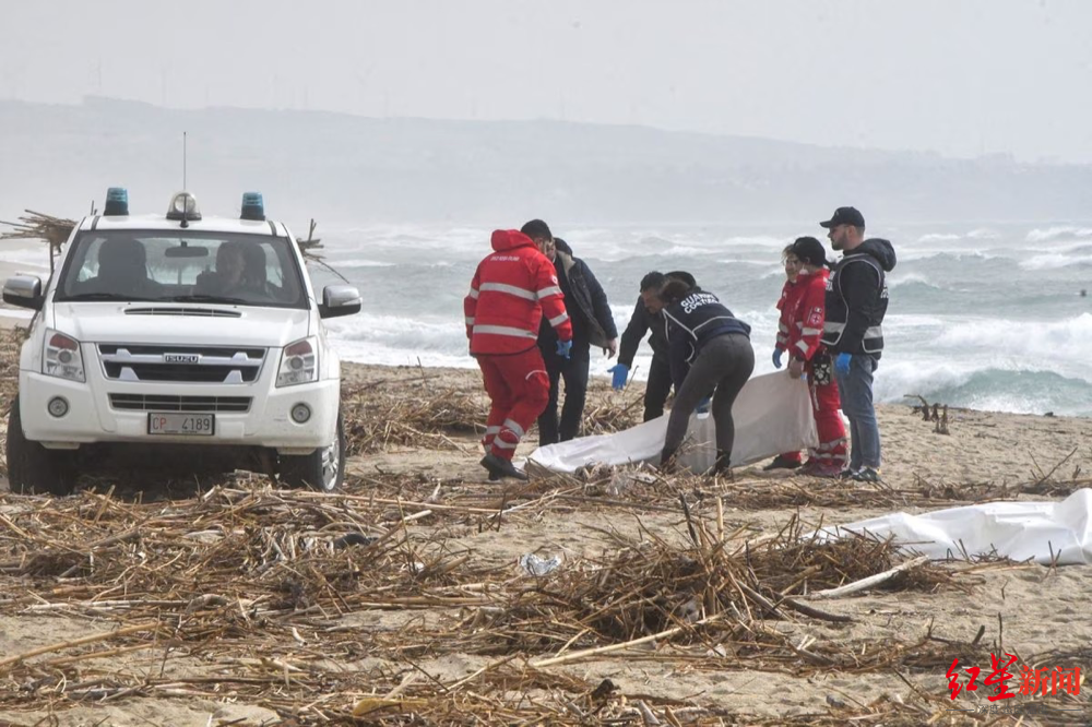 意大利南部海域移民船沉没已致61人遇难！目击者：到处漂浮着尸体，可怕的景象