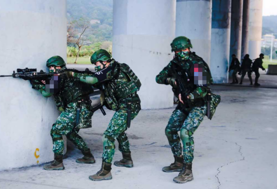 台媒：台军宣传图片“宪兵特勤队”瞄准镜装错，台防务部门秒删图