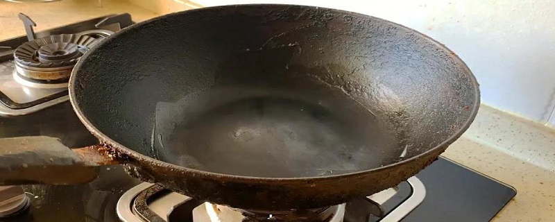 炒菜锅的锅底的油垢怎么处理 清洗锅底污垢的小窍门