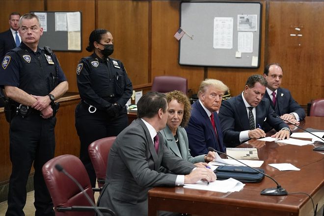 英媒放出特朗普出庭时第一张照片，“他和律师团队坐一起”