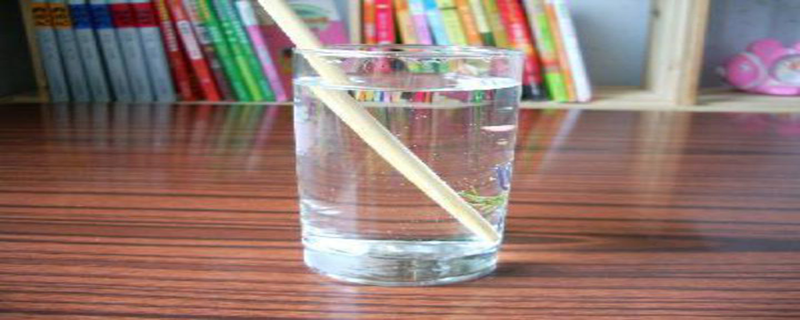 筷子放入水中你会观察到什么的现象