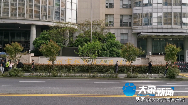 重回杭州女童坠亡现场：窗台距楼层地面约半米，至今未加装防护设施