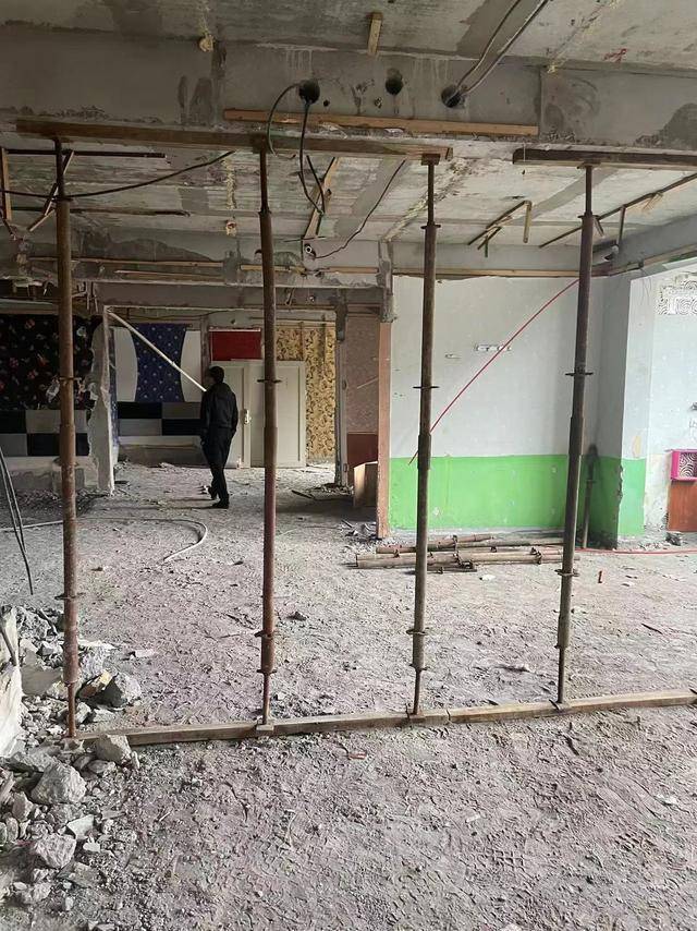 哈尔滨承重墙被砸楼栋住户：整不明白，几个傻子怎么能把楼给崩了  