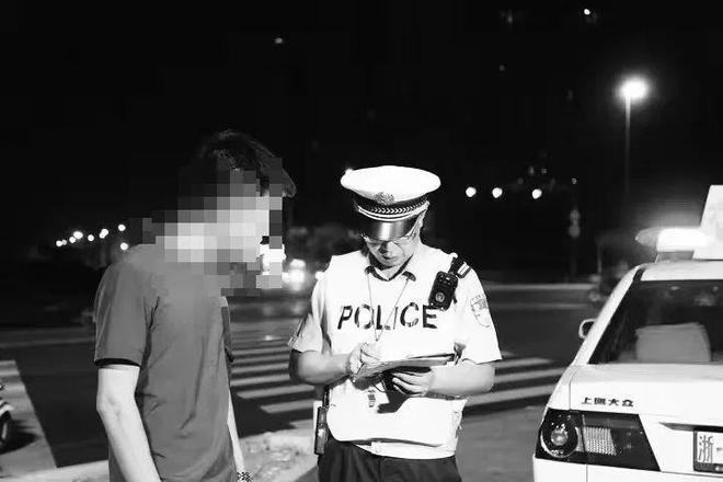 浙江绍兴警方通报交警被司机拖行牺牲：嫌疑人被逮捕