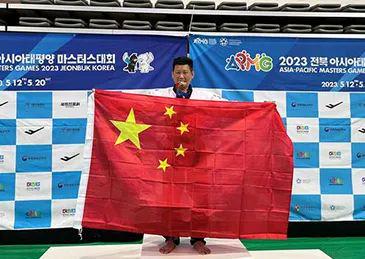 中国台湾选手回应举五星红旗领奖 台湾人高举五星红旗视频