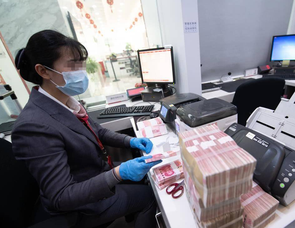 辽宁女子接连存钱4年，2018年慌张报警：我存的1310万被银行吞了