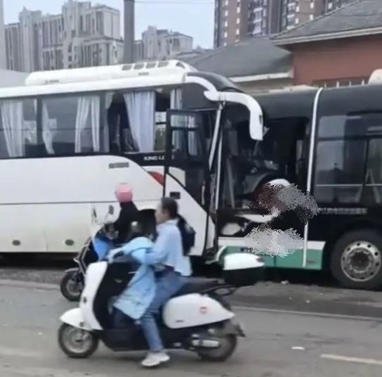 武汉市公交集团：903路公交车突发交通意外，造成2死3伤
