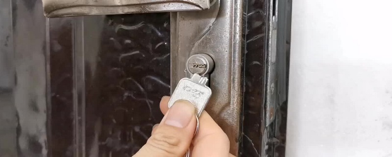 钥匙插在锁里拔不出来了怎么办（钥匙插在锁里拔不出来了怎么办呢）