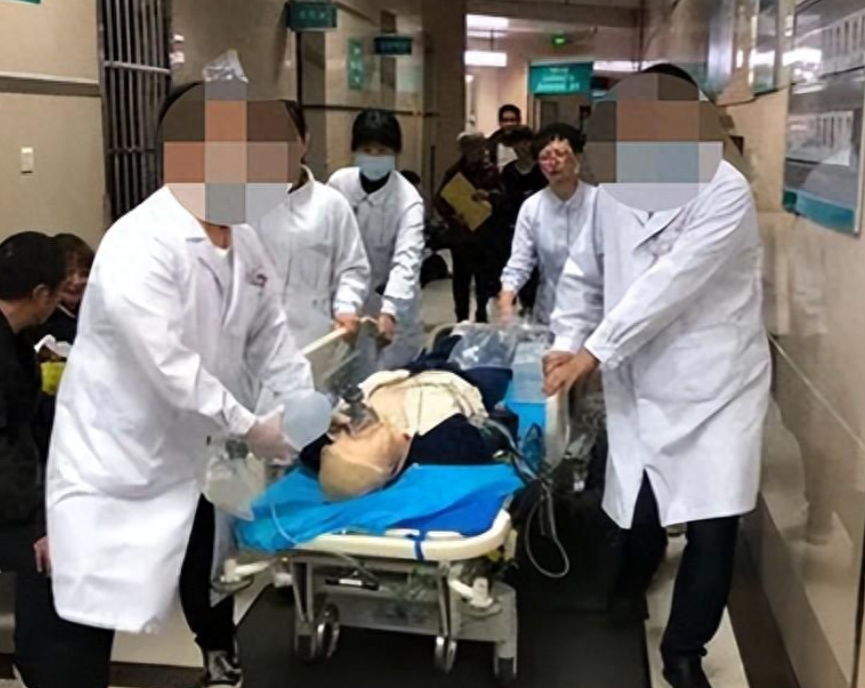 男子6次报案，民警拒不派警，其父亲被殴打致死，法院：玩忽职守