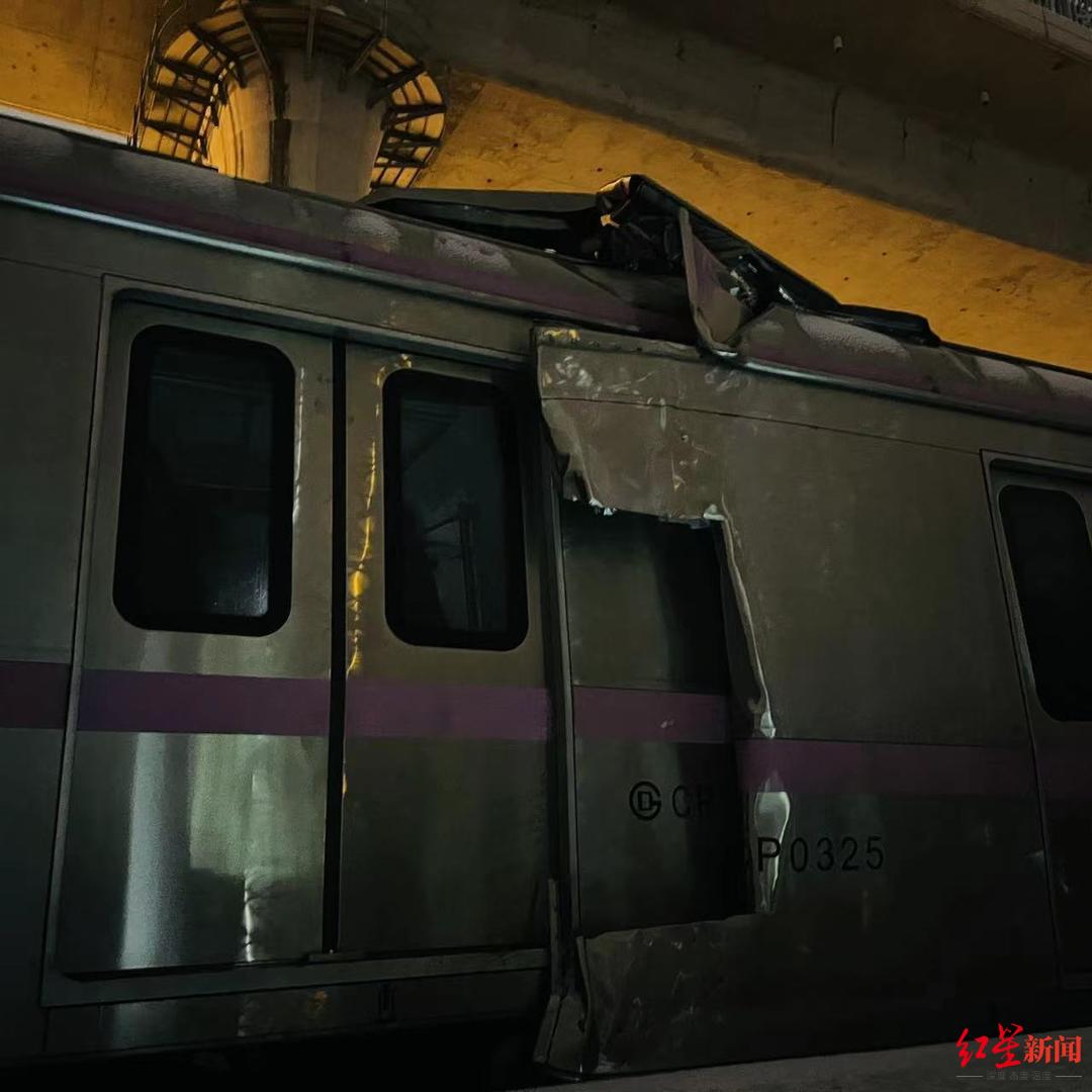 北京地铁车厢脱离致30余人受伤 北京地铁车厢内