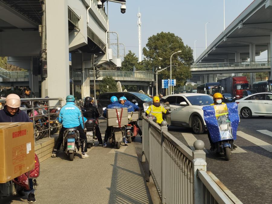 外卖平台给骑手大量规划“逆行”送餐路线！是为压缩配送时间少给配送费？