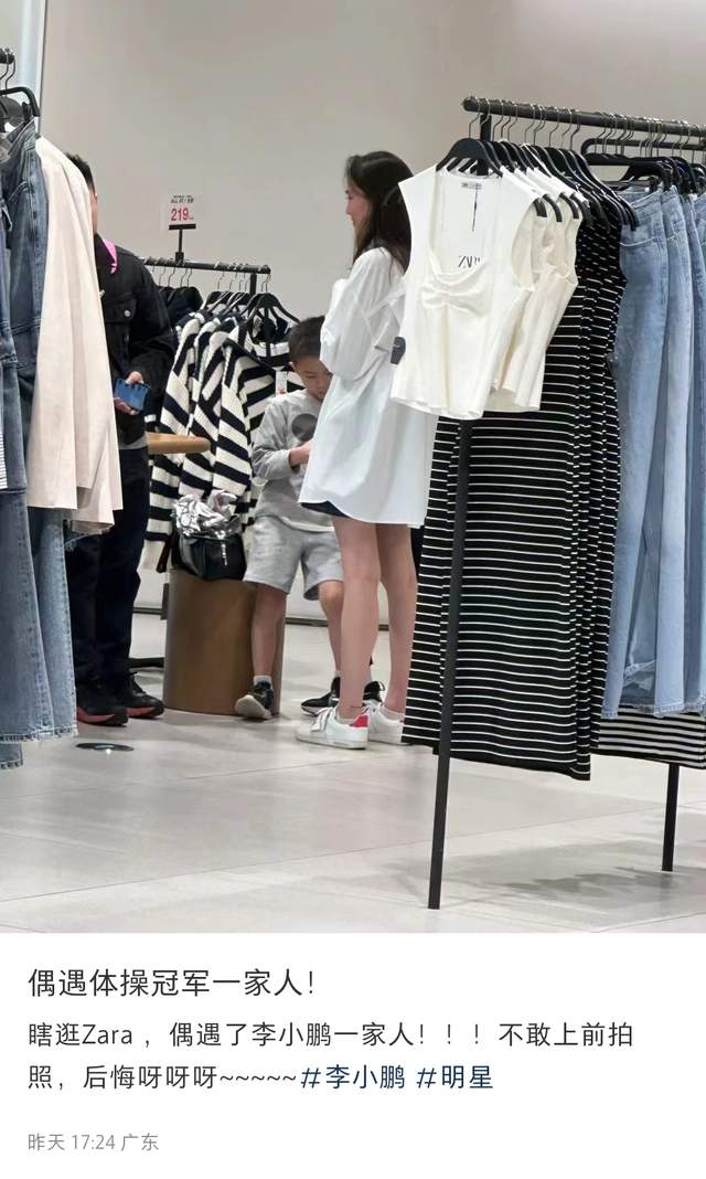 李小鹏一家4口被偶遇，12岁奥莉颜值高，安琪带脚环好时髦！