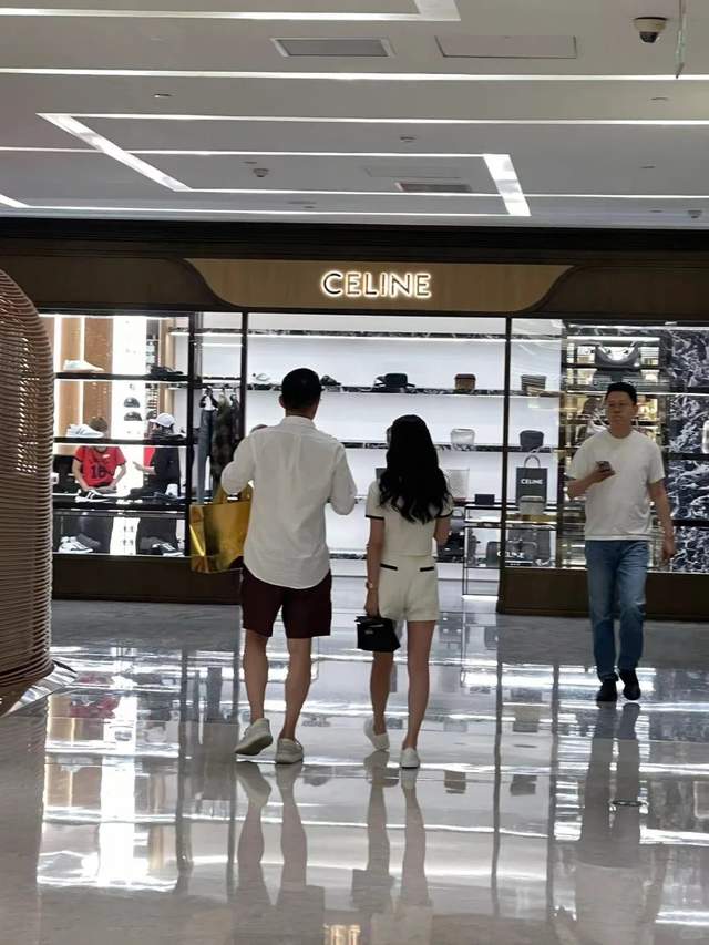 汪小菲夫妇逛奢侈品店，大夏天试穿高档皮衣，大S被曝借钱打官司